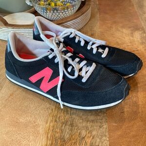 New balance 410’s black and pink